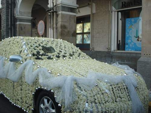 How to decorate a car for a wedding