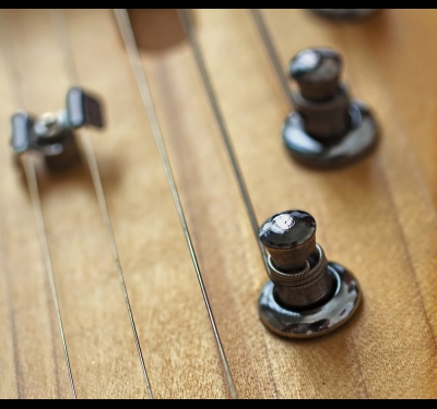 How to tune your guitar on the tuner