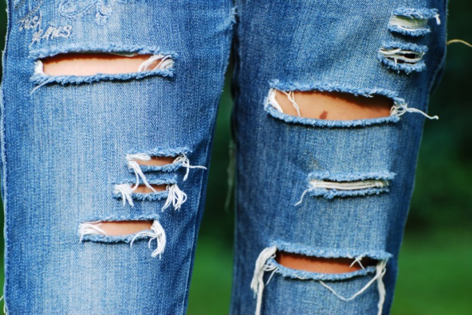 Дырки на джинсах тоже могут сделать вещь модной