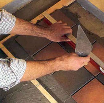 Как укладывать плитку на деревянный пол
