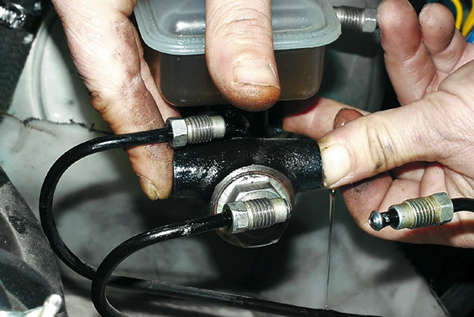 How to bleed brake master cylinder