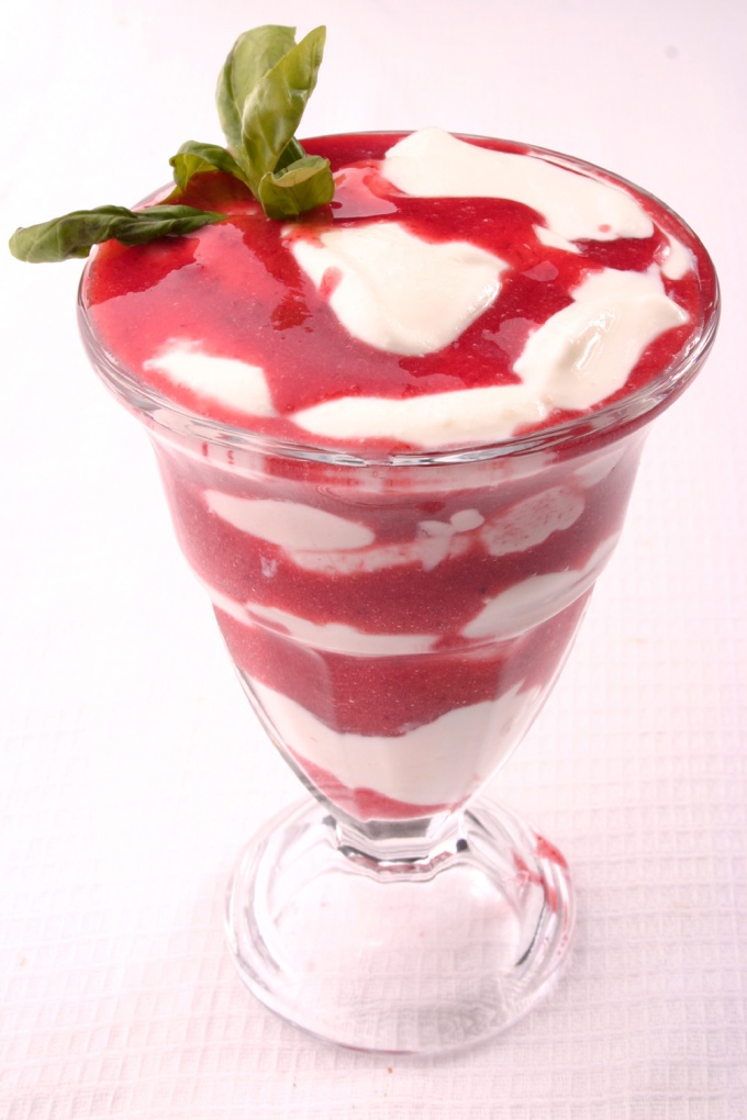 Cottage cheese can be fed into a high kremanka, watering strawberry jam