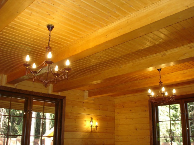 Как сделать потолок в деревянном доме
