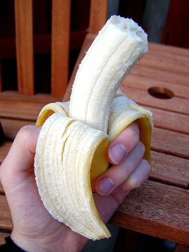 Банан можно чистить по-разному