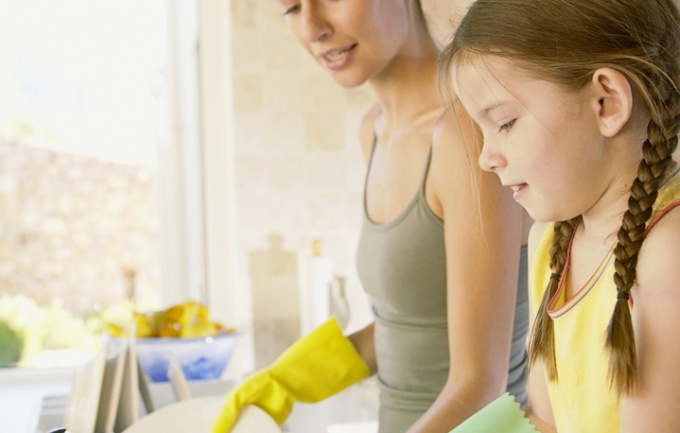 Пятно на одежде может появиться во время мытья посуды