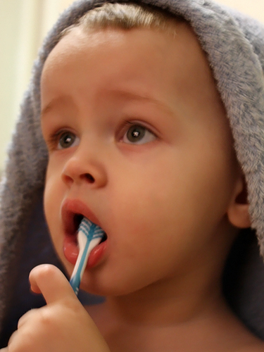 Как чистить зубы малышу