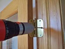 Как установить <b>дверь</b> в деревянном <strong>доме</strong>