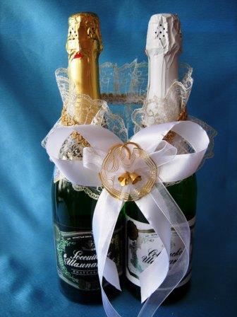 Как украшать свадебное шампанское