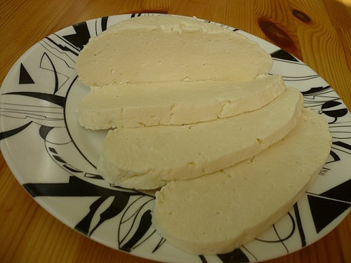 Адыгейский сыр готовится из коровьего молока