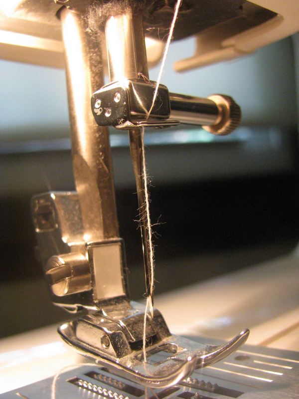 Как заправить нить в швейную машину