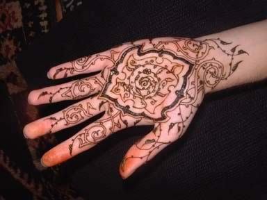 Using black henna can make drawings on the body. 