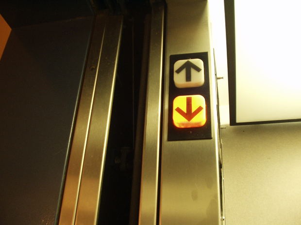 Как выбраться из лифта