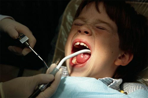 Как лечить зубы маленьким детям