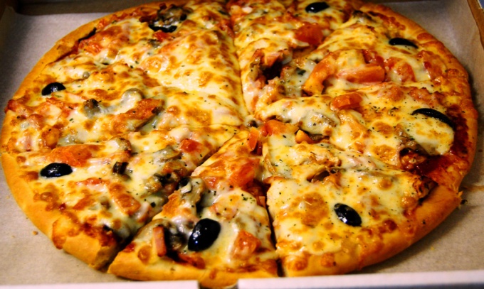Итальянское блюдо - пицца популярно во всем мире