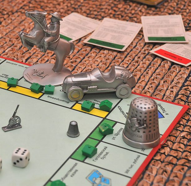 How to play the <b>game</b> <strong>Monopoly</strong>