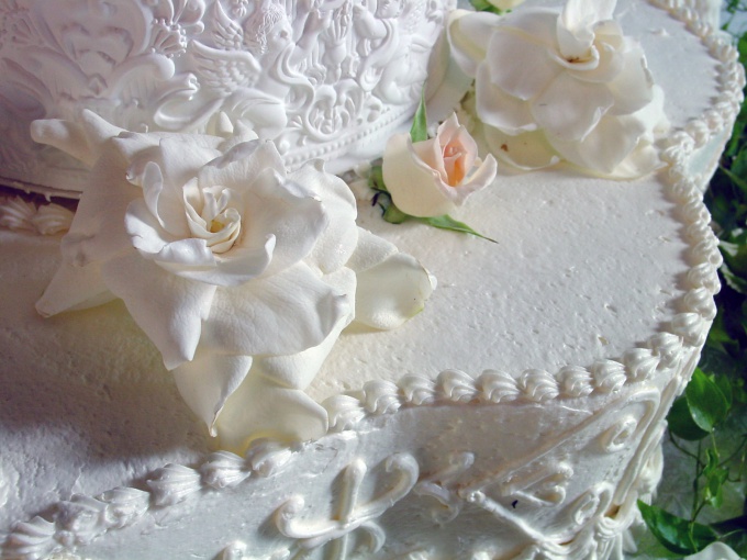 Традиционное украшение для торта - розы из крема, марципана или мастики