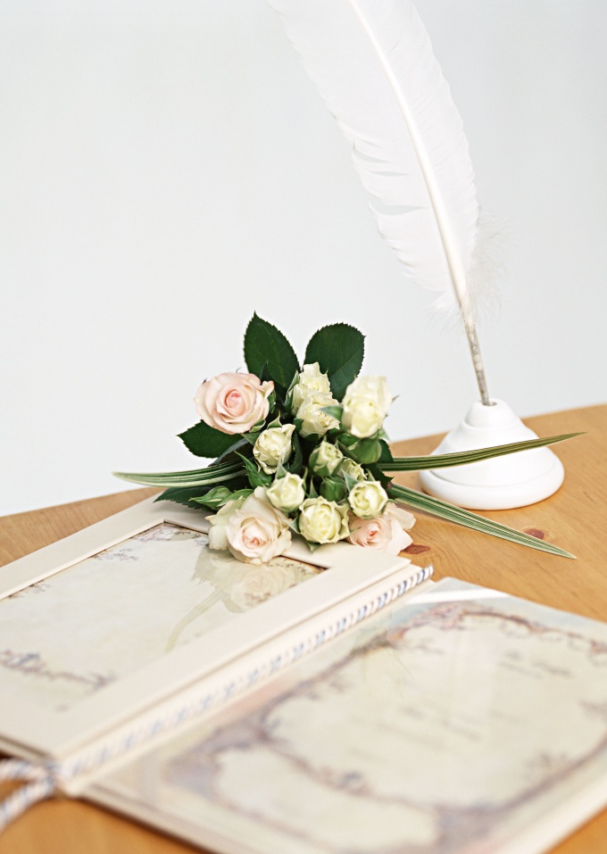 How to sign wedding invitations