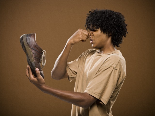 Как удалить запах из обуви