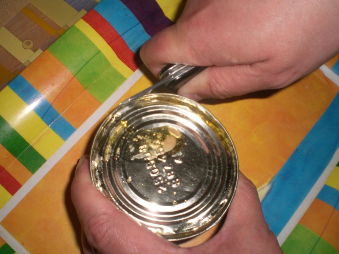 How to open a can without can opener