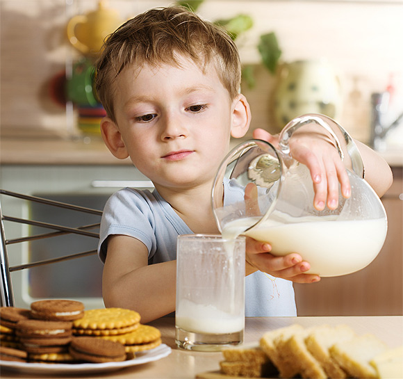 Как приучить ребенка к молоку
