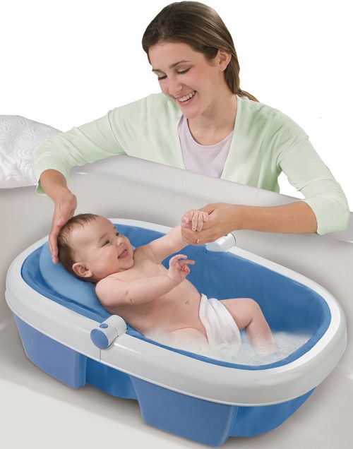 Как держать новорожденных во время купания