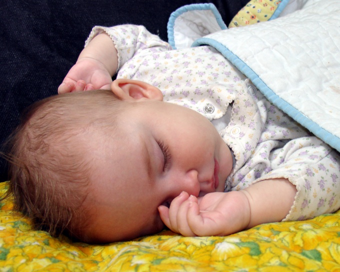 Как отучить ребенка спать на руках