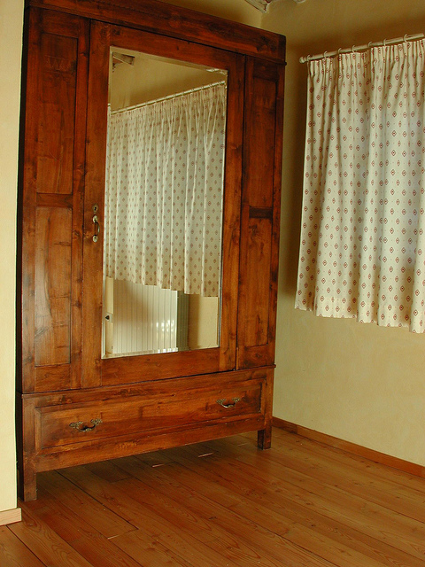 How to glue a mirror to the wardrobe