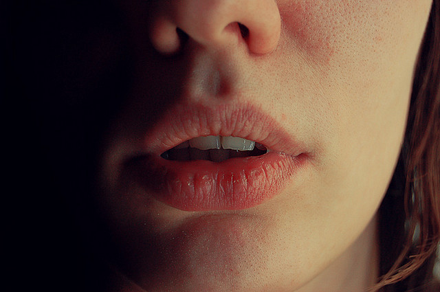 Как отучиться грызть губы