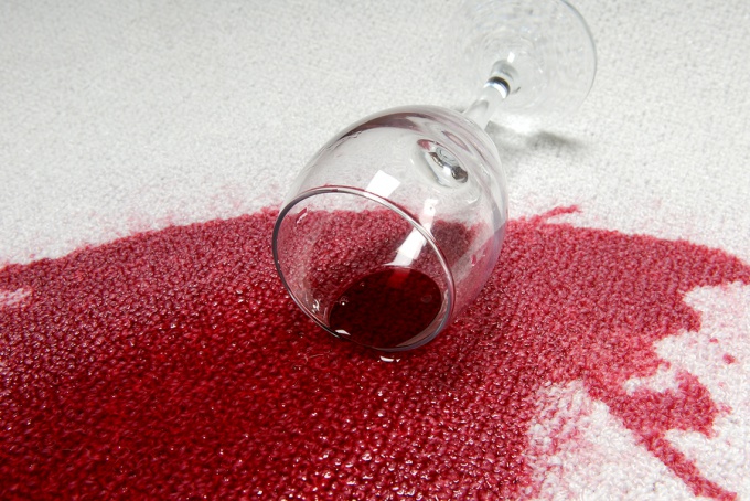 Как отстирать пятна от красного вина
