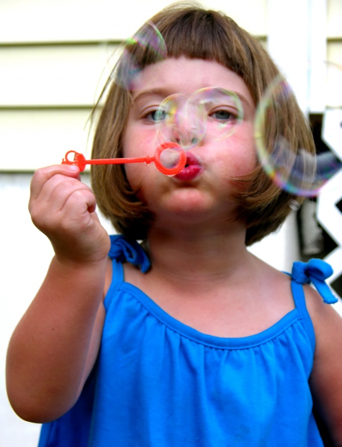 How to prepare a solution for soap bubbles