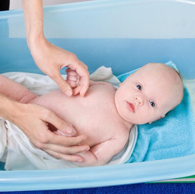 Как купать новорожденного в большой ванне