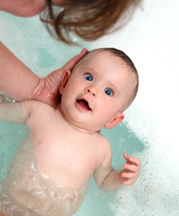 Как купать новорожденную девочку
