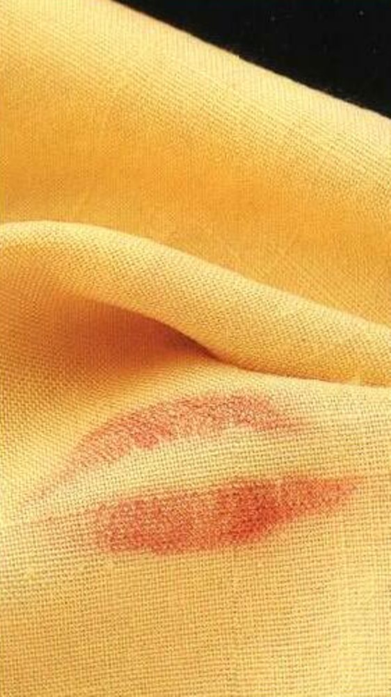 Как удалить пятнышка от помады с ткани