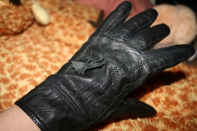 How to stretch leather gloves