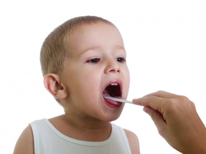 Как посмотреть ребенку горло