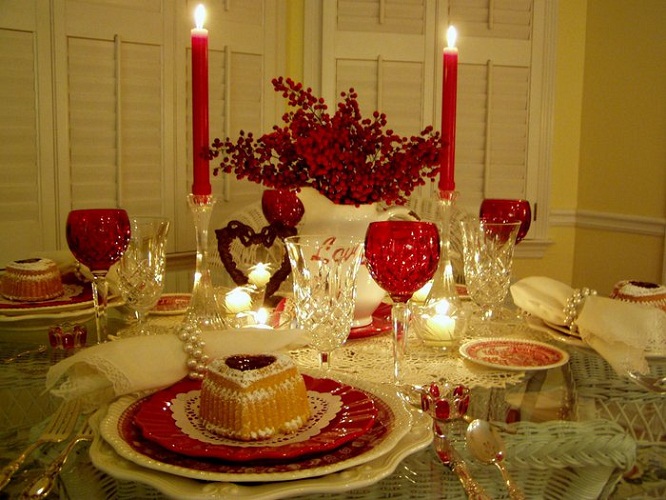 Как украсить стол к романтическому ужину