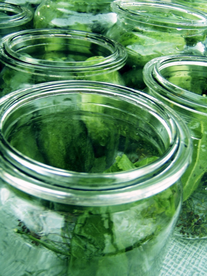 How to sterilize jars in the microwave