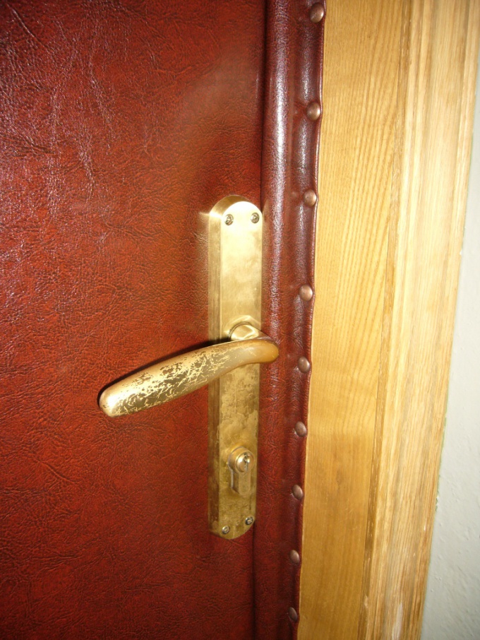 Как обшить металлическую дверь