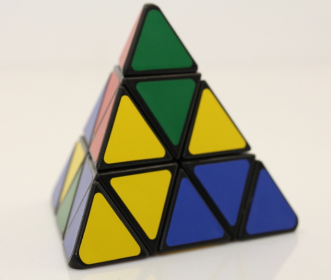Как собрать треугольный кубик Рубика