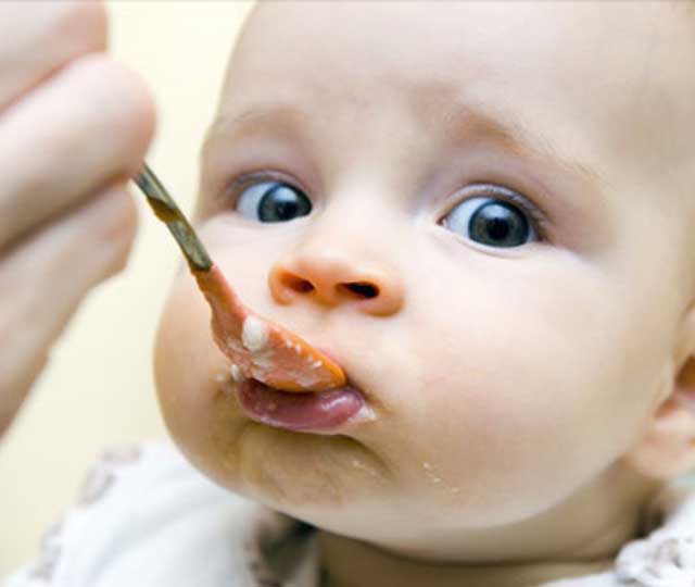 How to feed a 4 month old baby
