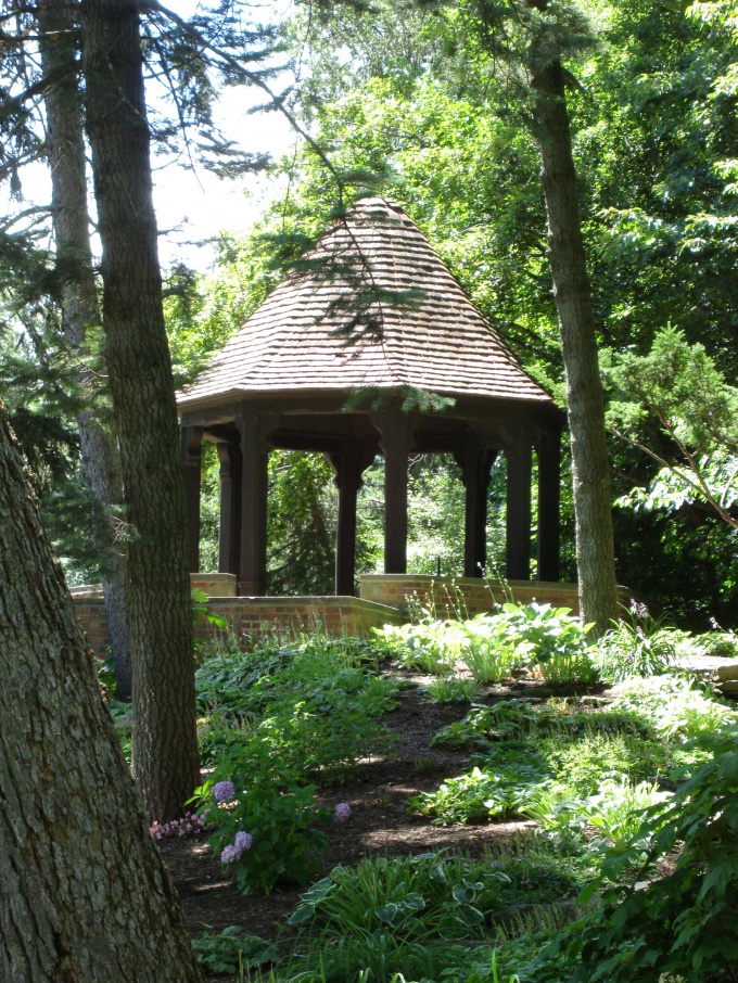 How to decorate a gazebo