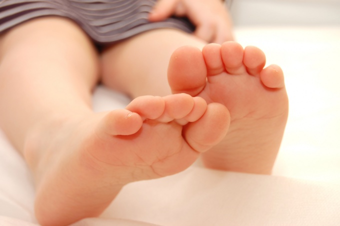 How to identify flat feet in a child