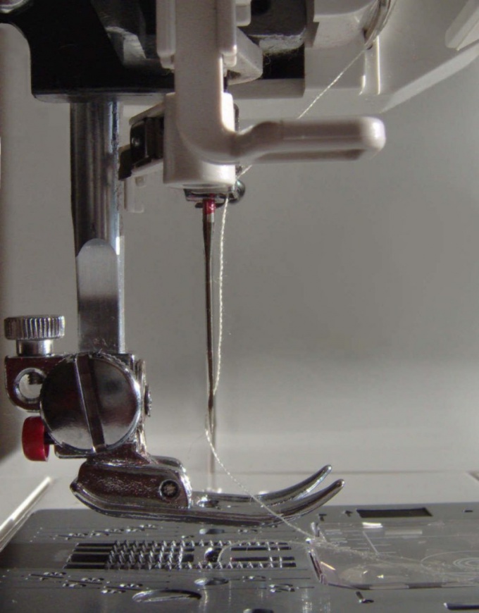 How to replace the needle in the sewing machine