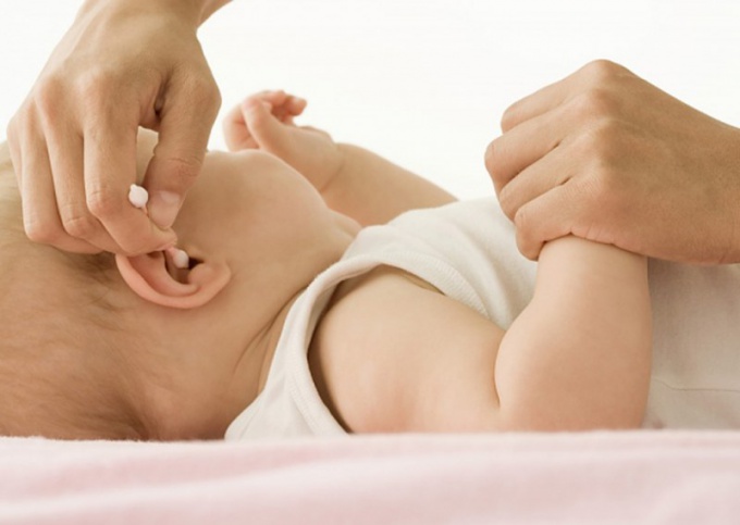 How to clean the ears of the baby