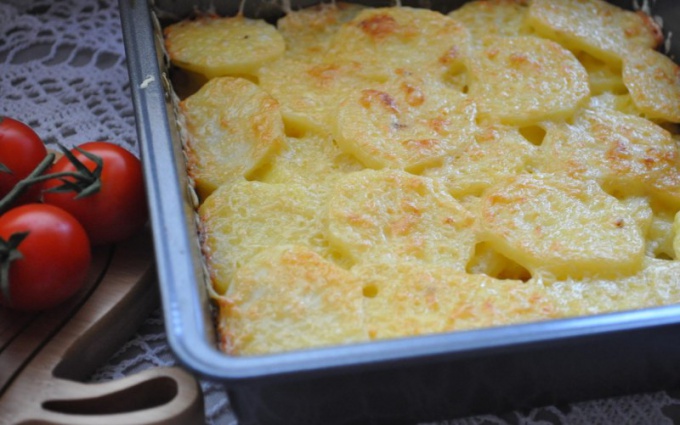 How to bake potatoes with cheese in the oven