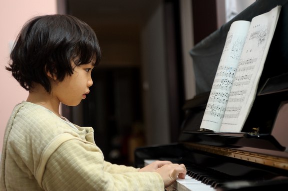 Как научить ребенка играть на пианино