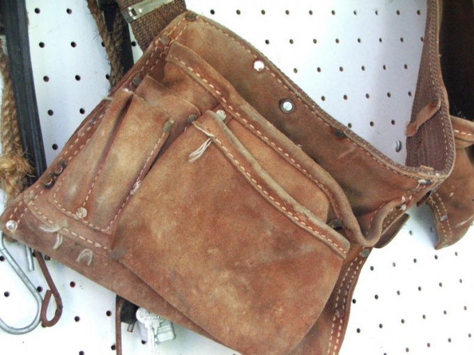 How to clean a leather bag