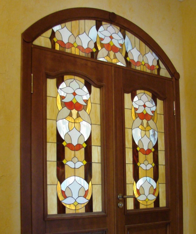 Как украсить стекло на дверях