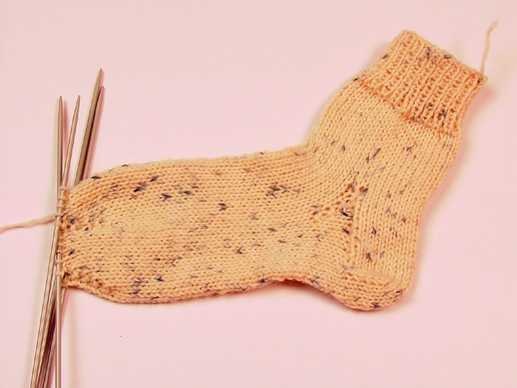 Как вязать носки на пяти спицах