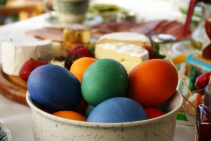 Чем красить пасхальные яйца
